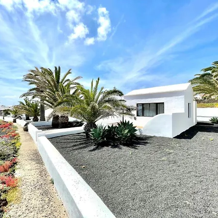 With Sea Views, Wifi, Direct Access To The Beach In Villa Charco del Palo