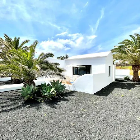 Villa With Sea Views, Wifi, Direct Access To The Beach In *